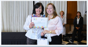 La Not. Trautman junto a Teresa Prost, autora ganadora del Primer Premio del Concurso de cuentos infantiles.